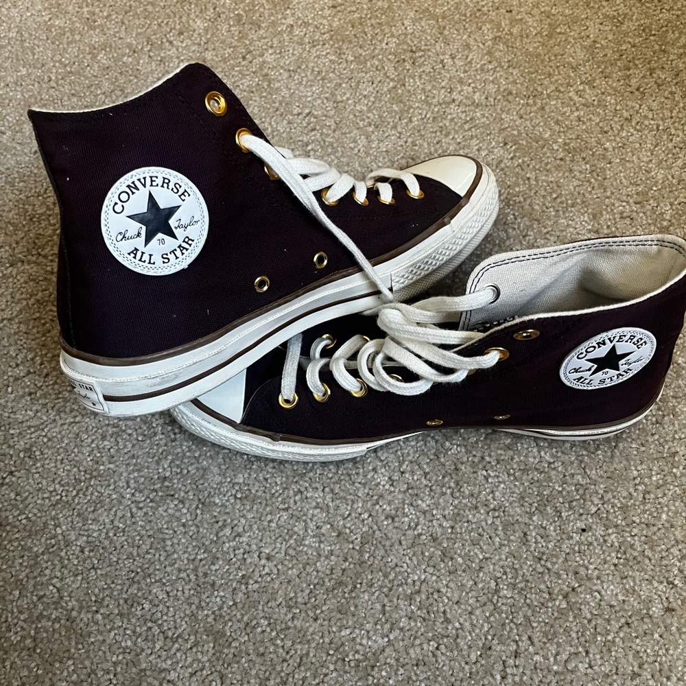 Converse Chuck Taylor High-Tops in Maroon and White